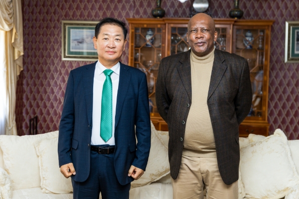 삼성전자 DX부문장 한종희 부회장(사진 왼쪽)이 12일(현지시간) 레소토 수도 마세루에서 렛시에 3세 국왕을 만나 삼성전자 주요 활동을 논의하고 '2030 부산엑스포' 유치 활동을 지원했다.