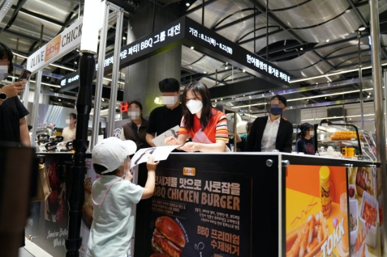 13일 오후, 동탄 롯데백화점에서 BBQ 치킨 모델 김유정이 BBQ 제품을 구매한 고객에게 친필 사인을 증정하고있는 모습.
