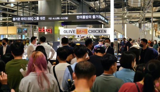 13일 오후, 동탄 롯데백화점에서 BBQ 치킨 모델 김유정을 보기 위해 모인 팬들로 행사장이 붐비고 있다