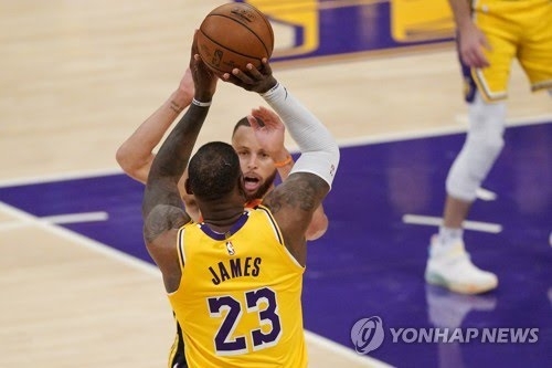 르브론 제임스가 스테픈 커리 앞에서 슛을 싣ᆢ하고 있다.