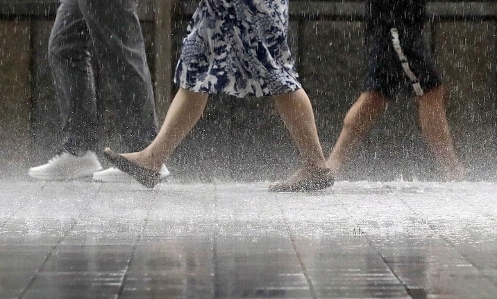  중부 지방에 호우특보가 발효된 지난 8일 서울 을지로입구역 인근에서 시민들이 쏟아지는 비를 피해 발걸음을 재촉하고 있다.