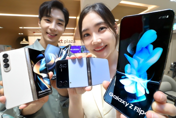 KT가 16일부터 22일까지 7일간 전국 KT 매장 및 공식 온라인몰 KT Shop에서 삼성전자 ‘갤럭시 Z폴드·플립4’ 시리즈 사전예약을 진행한다고 15일 밝혔다. 사전예약 개통은 23일부터이며 공식 출시는 26일이다. 사진은 모델들이 삼성전자 폴더블폰 ‘갤럭시 Z 폴드4’와 ‘갤럭시 Z 플립4’ 사전예약을 소개하고 있는 모습.