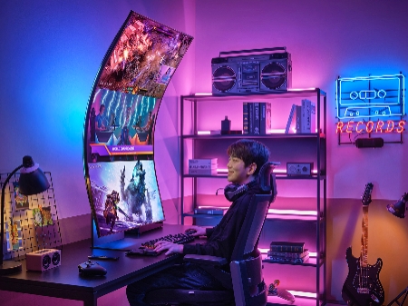 삼성전자 모델이 서울의 한 스튜디오에서 차세대 게이밍 스크린 '오디세이 아크'를 선보이고 있다.