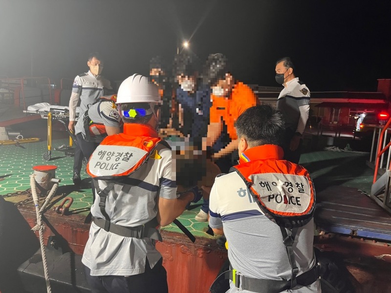 목포해경이 신안군 비금도에서 발생한 응급환자를 이송하고 있다 (사진제공 = 목포해양경찰서)