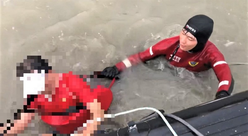 목포해경이바다에 직접 입수해 레스큐 튜브를 이용해 익수자를 구조하고 있다 (사진제공 = 목포해양경찰서)