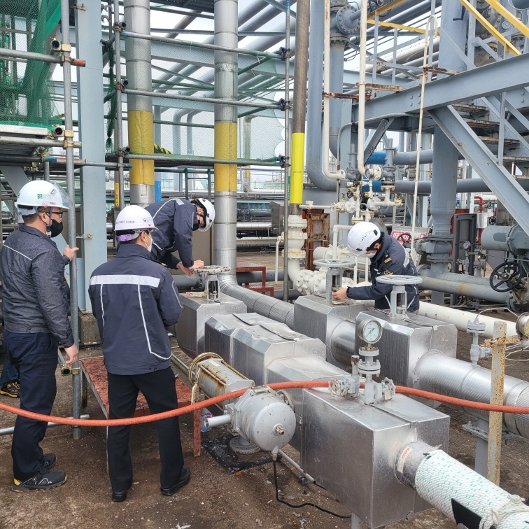 합동점검반이 해양시설을 점검하고 있다 (사진제공 = 여수해양경찰서)