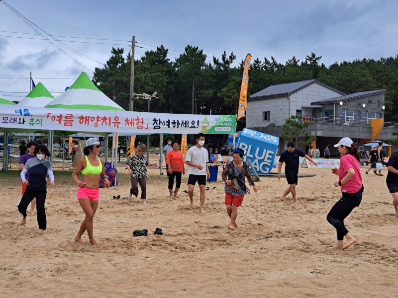 신지 명사십리에서 해양치유 체험존 운영 모습 (사진제공 = 완도군)