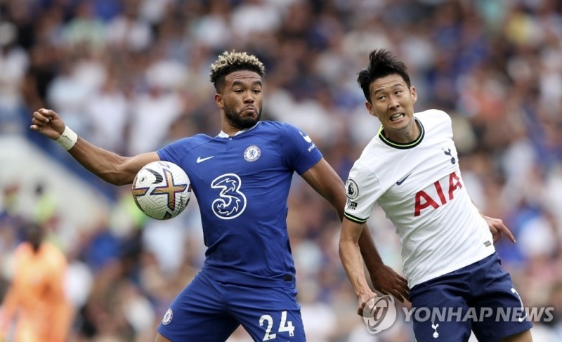 리스 제임스(왼쪽)와 손흥민을 막고 있다.