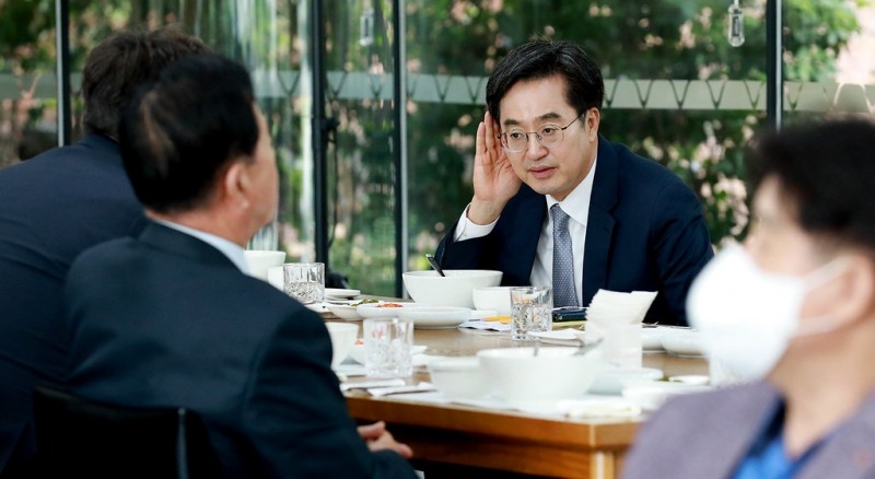 김동연 경기도지사가 지난 3일 경기도청 출입기자와의 오찬간담회에서 취재기자들의 말을 경청하고 있다. (사진=경기도)