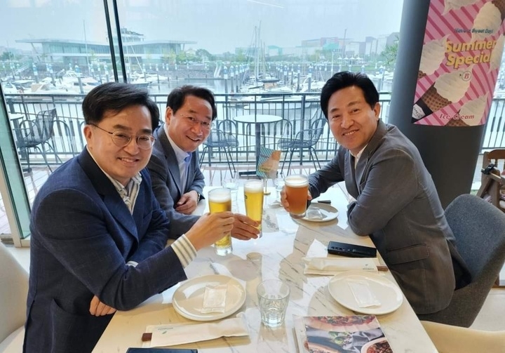 오세훈 서울시장(오른쪽)과 김동연 경기도지사(왼쪽), 유정복 인천시장이 지난달 23일 경기 김포 아라뱃길 마리나선착장에서 맥주 한 잔을 손에 든 채 모임을 갖고 있다. 오 시장과 김 지사는 이날 페이스북에 글을 올려 ‘2시간 정도 호프미팅을 갖고 대중교통 연결과 폐기물 처리 문제를 비롯, 현안을 논의했다’고 밝혔다. 이들 단체장은 수도권 공통 현안 해결을 위해 9월 첫째 주 다시 모이기로 했다. (사진=경기도)