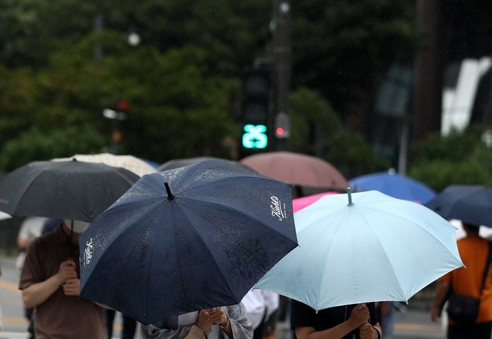  소강상태를 보이던 장맛비가 내린 지난 6월29일 오후 서울 중구 세종대로 사거리에서 우산을 쓴 시민이 발걸음을 재촉하고 있다.