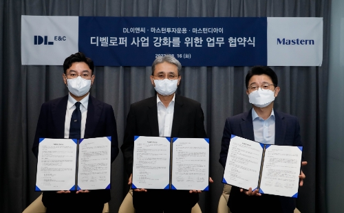 8월 16일 DL이앤씨 본사에서 DL이앤씨 권수영 주택사업본부장(가운데), 마스턴투자운용 김대형 대표이사(우측), 마스턴디아이 김대원 대표이사(좌측)가 ‘디벨로퍼 사업 강화를 위한 업무협약’을 체결했다.