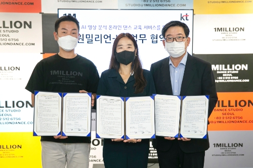 원밀리언 윤여욱 공동대표, KT 융합기술원 AI2XL연구소 배순민 상무, KT 미디어플랫폼사업본부 김훈배 전무(좌측부터 순서대로)가 업무협약을 맺고 기념사진을 찍는 모습