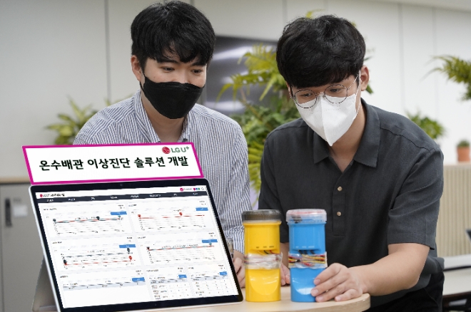 LG유플러스는 B2B 고객경험 혁신을 위해 산업현장의 다양한 정보를 인공지능과 빅데이터 기술로 분석해 현장에 적용한 ‘온수배관 이상진단’ ‘가스배관 이상진단’ ‘추세이상예측’ 등 설비 예지보전 및 이상진단 솔루션을 개발했다고 17일 밝혔다. 사진은 LG유플러스 직원들이 온수배관 이상진단 솔루션에 활용되는 지열측정 디바이스를 살펴보고 있는 모습. (사진 = LG유플러스 제공)