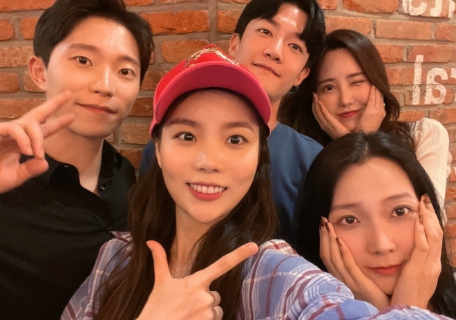 사진=영화'가로수길 이봄씨어터' 출연 배우들