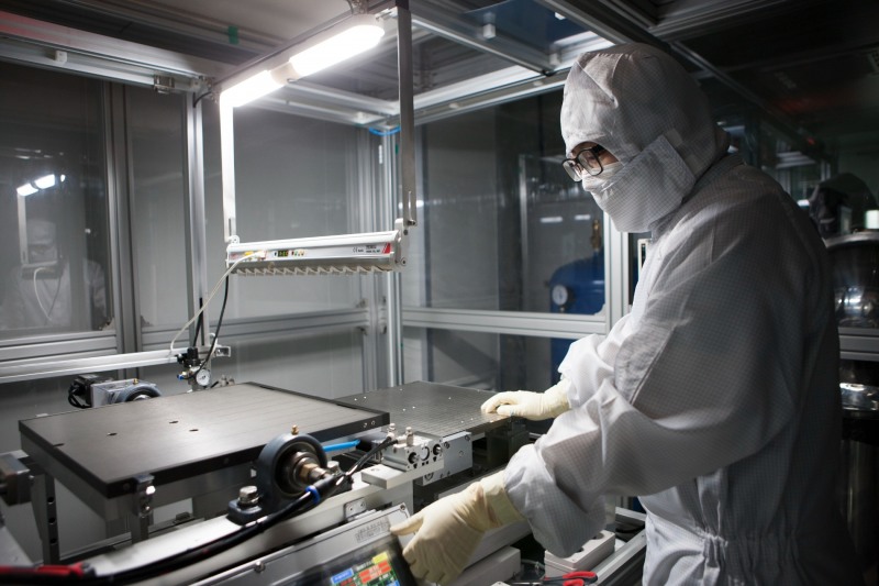 라미네이팅 설비를 검토 중인 뷰웍스 직원