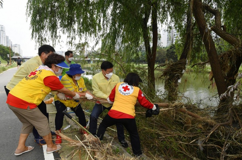 신상진 성남시장이 17일 오전부터 탄천복구에 자원봉사자들과 구슬땀을 흘리고 있다.(성남시)