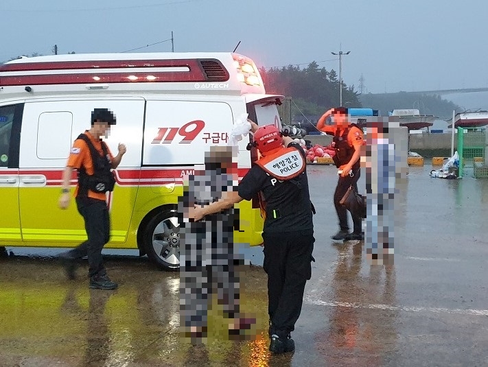 지난 16일 목포해경이 섬마을 응급환자를 육지로 이송하고 119구급대에 인계하고 있다 (사진제공 = 목포해양경찰서)