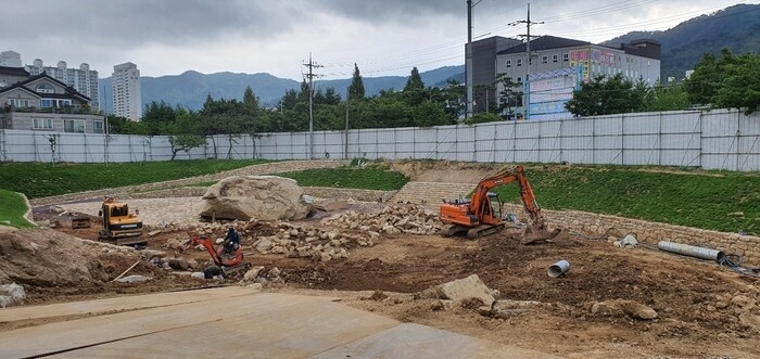 문화재청은 경남 김해시가 구산동 지석묘(고인돌·경남도기념물 제280호) 정비 공사 과정에서 관련법을 위반한 사실을 확인하고 법적 조처에 나설 계획이라고 밝혔다. 사진은 현장 모습. (문화재청 제공)