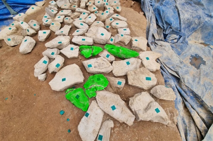 박석돌(고인돌을 받친 둥글고 납작한 쐐기모양의 돌.전문가들은 모자이크 모양이 굴삭기에 의해 훼손된 부분으로 추정하고 있다.(독자가 한겨례신문에 제공한 사진)