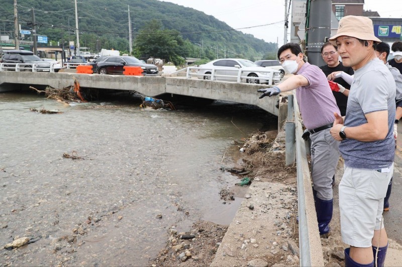 이상일 용인특레시장이 수해직후인 9일 동막천 수해복구현장에서 복구에 구슬땀을 흘리고 있다.(사진=용인시)