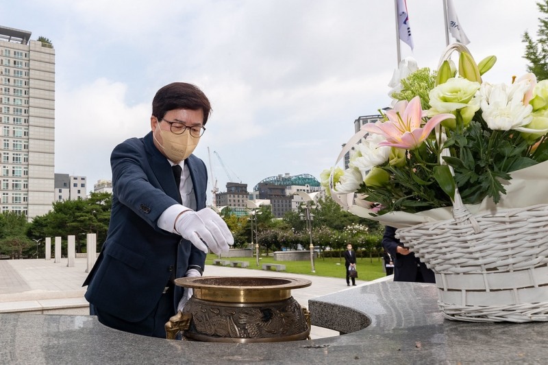 염태영 경기경제부지사가 17일 오전 8시 임명장을 받기앞서 수원 현충탑을 찾아 민생회복등 결의을 다짐하고 있다.(사진=경기도)