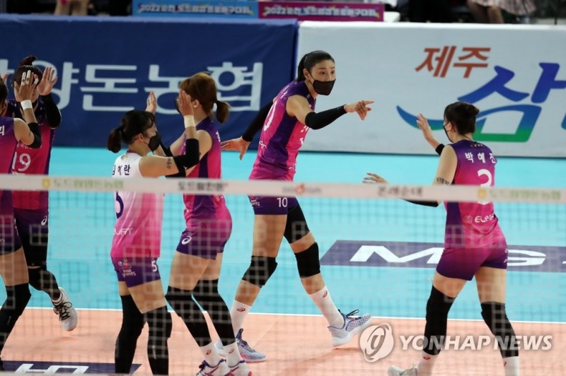 (순천=연합뉴스) 17일 전남 순천시 팔마체육관에서 열린 2022 순천·도드람컵 프로배구대회 여자부 조별예선 흥국생명과 GS칼텍스의 경기. 1세트 흥국생명 선수들이 득점에 성공하자 기뻐하고 있다.