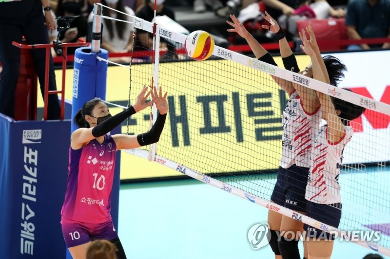 (순천=연합뉴스) 17일 전남 순천시 팔마체육관에서 열린 2022 순천·도드람컵 프로배구대회 여자부 조별예선 흥국생명과 GS칼텍스의 경기. 2세트 흥국생명 김연경이 상대 진영으로 가볍게 공을 넘기고 있다.