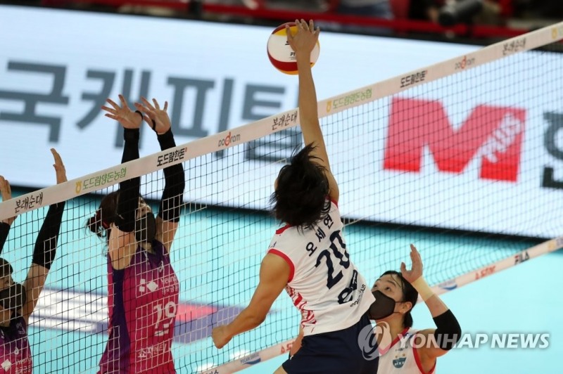 (순천=연합뉴스) 17일 전남 순천시 팔마체육관에서 열린 2022 순천·도드람컵 프로배구대회 여자부 조별예선 흥국생명과 GS칼텍스의 경기. 2세트 GS칼텍스 오세연이 공격하고 있다.