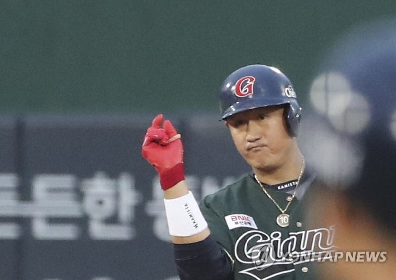 (부산=연합뉴스) 17일 부산 사직야구장에서 열린 프로야구 두산 베어스와 롯데 자이언츠의 경기. 1회말 무사 만루에서 롯데 이대호가 3타점 2루타를 치고 기뻐하고 있다.
