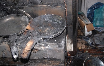 후라이팬 의 기름이 과열로 시커멓게 탄 장면(사진=경기도소방재난본부)