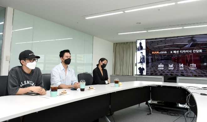 "광화문을 K패션 홍보 무대로" 롯데관광개발, 디자이너 릴레이 간담회