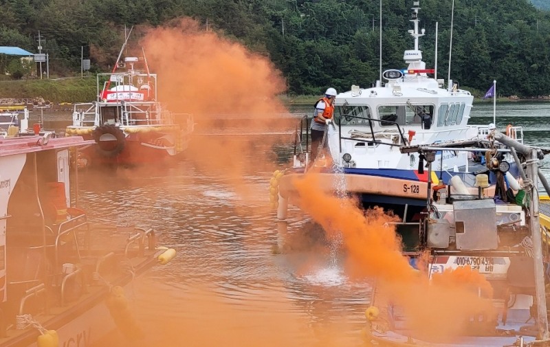 지난 17일 실시 된 민‧관 합동 화재진압 훈련 모습 (사진제공 = 완도해양경찰서)
