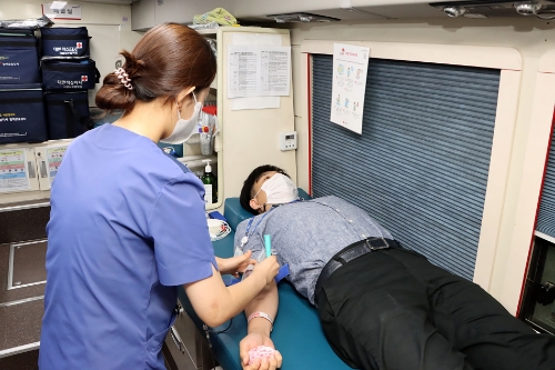 포스코O&M 임직원이 헌혈 봉사 활동에 참여하고 있다