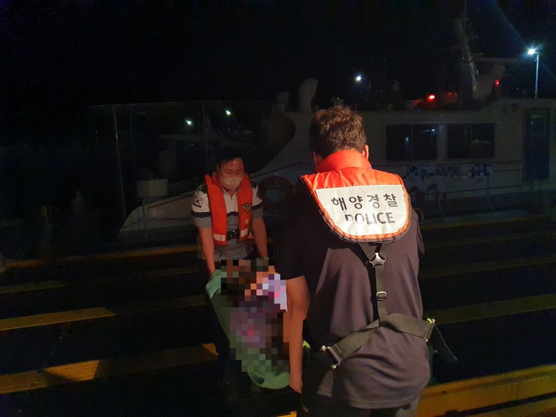 목포해경이 진도군 조도에서 발생한 응급환자를 이송하고 있다 (사진제공 = 목포해양경찰서)