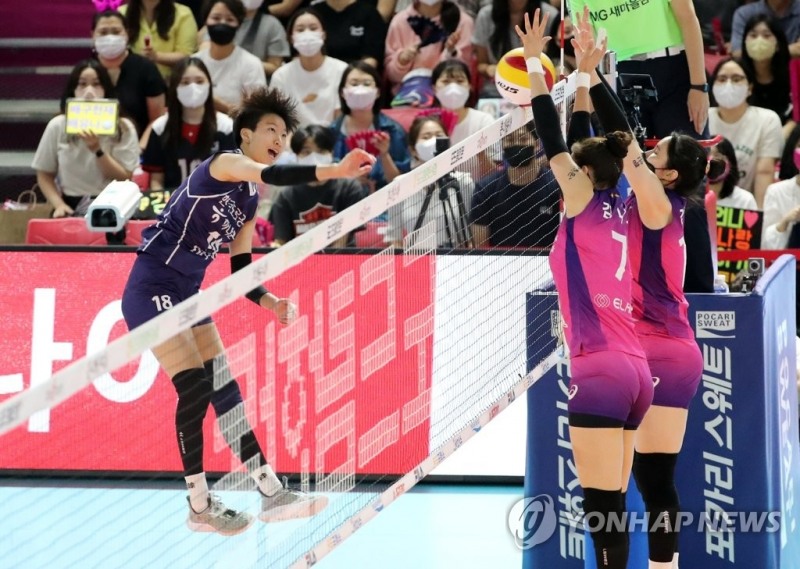 (순천=연합뉴스) 19일 전남 순천시 팔마체육관에서 열린 2022 순천·도드람컵 프로배구대회 여자부 준결승 한국도로공사와 흥국생명의 경기. 1세트 흥국생명 선수들이 블로킹하고 있다.