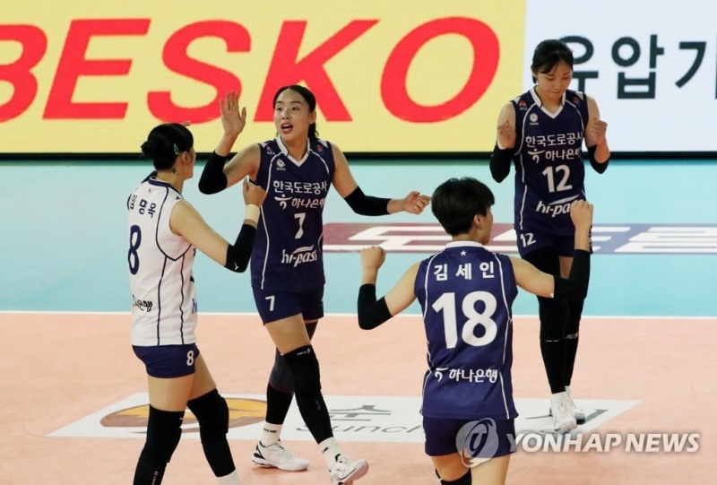 (순천=연합뉴스)19일 전남 순천시 팔마체육관에서 열린 2022 순천·도드람컵 프로배구대회 여자부 준결승 한국도로공사와 흥국생명의 경기. 1세트 한국도로공사 선수들이 득점한 뒤 기뻐하고 있다.