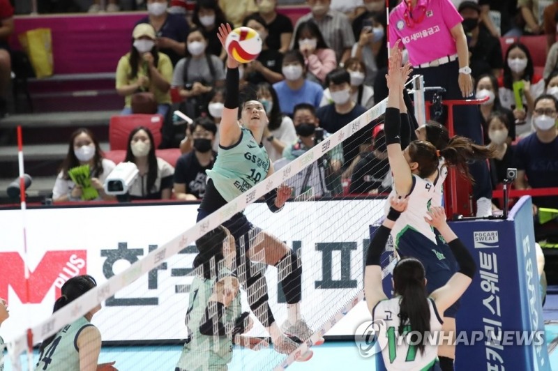 (순천=연합뉴스) 19일 전남 순천시 팔마체육관에서 열린 2022 순천·도드람컵 프로배구대회 여자부 준결승 GS칼텍스와 현대건설의 경기. GS 칼텍스 권민지 선수가 스파이크를 하고 있다.