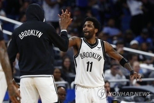 카이리 어빙(오른쪽)