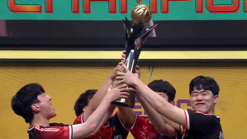 EACC 우승 트로피를 들어올리는 광동 프릭스 (사진=피파온라인4 e스포츠 공식 유튜브 캡처).