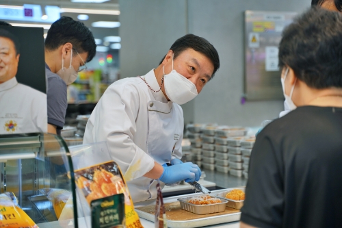 Chefood 카레 특별메뉴를 건네고있는 남대현 명장 / 사진 제공 = 롯데제과