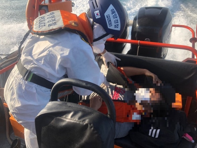 뱀에 물린 환자를 긴급이송하는 모습 (사진제공 = 완도해양경찰서)