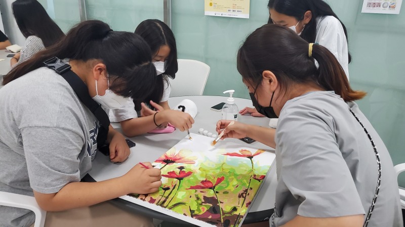 여름방학 체험활동_캔버스 그림그리기 모습 (사진제공 = 담양군)