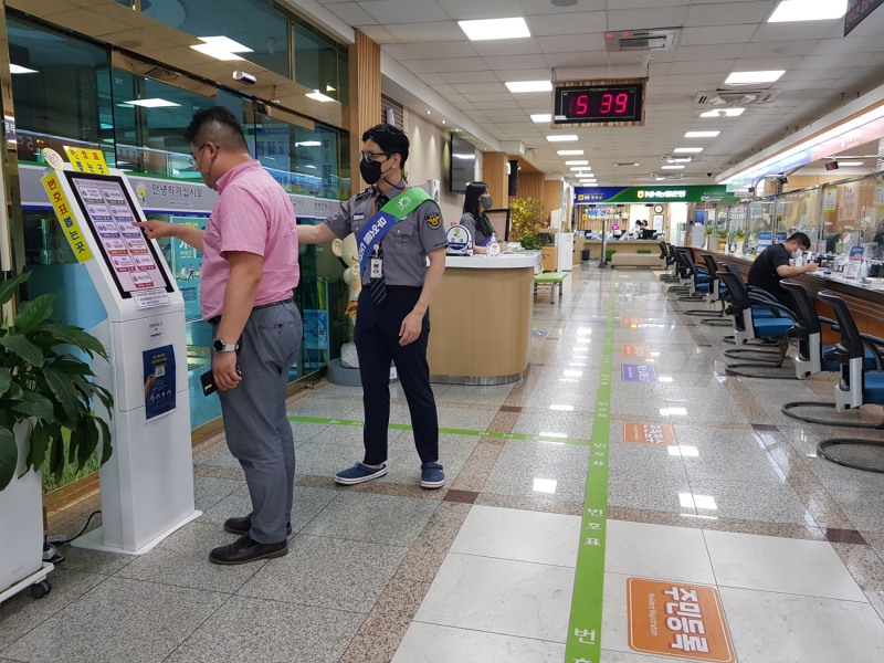 안내 도우미가 민원인을 돕고 있는 모습 (사진제공 = 화순군)