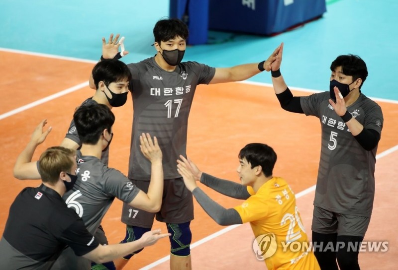 (순천=연합뉴스) 22일 전남 순천 팔마체육관에서 열린 2022 순천·도드람컵 프로배구대회 남자부 B조예선 OK금융그룹과 대한항공의 경기에서 대한항공 선수들이 득점한 뒤 기뻐하고 있다.