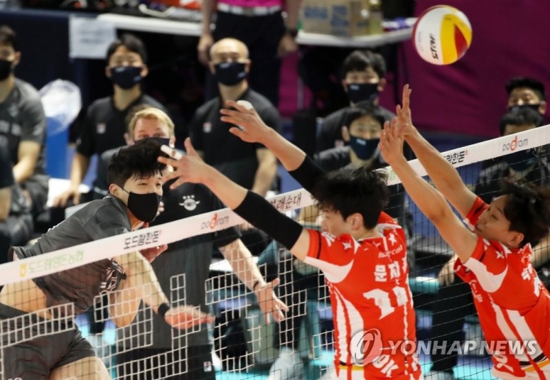 (순천=연합뉴스) 22일 전남 순천 팔마체육관에서 열린 2022 순천·도드람컵 프로배구대회 남자부 B조예선 OK금융그룹과 대한항공의 경기에서 대한항공 정지석이 공격하고 있다.