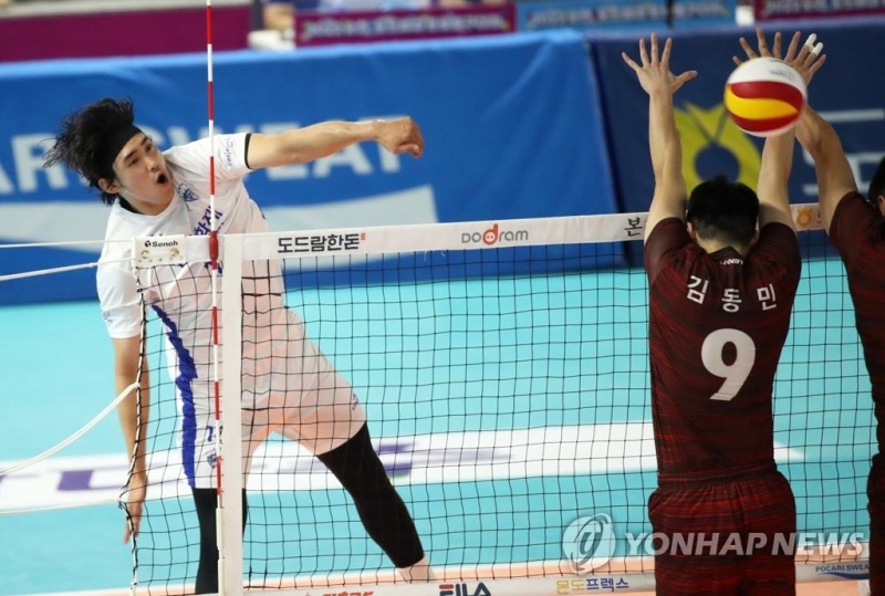 (순천=연합뉴스) 22일 전남 순천 팔마체육관에서 열린 2022 순천·도드람컵 프로배구대회 남자부 B조예선 국군체육부대와 삼성화재의 경기에서 삼성화재 홍민기가 국군체육부대 김동민의 블로킹을 뚫고 있다.