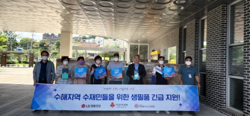 지난 18일 LG생활건강이 지원한 긴급 생필품이 최근 수해로 특별재난지역으로 지정된 경기 양평군 관계자들에게 전달되고 있다.