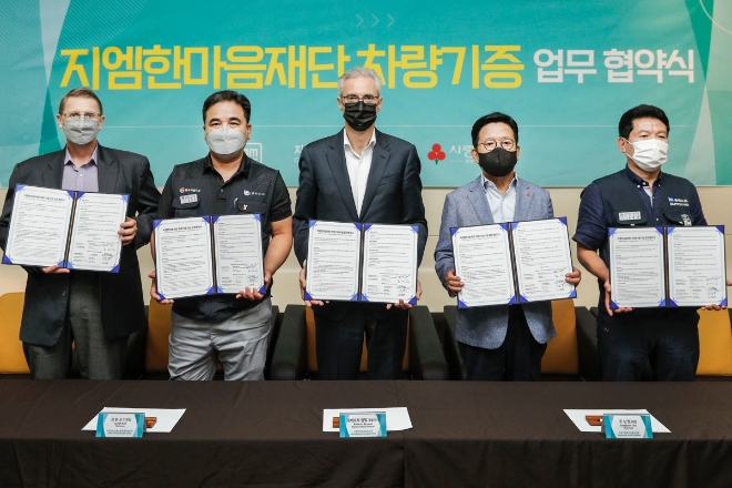지엠(GM)한마음재단코리아(한마음재단)는 인천 사회복지공동모금회(공동모금회)와 업무협약을 맺고, 장애 아동 가정을 지원하는 지역 사회복지 시설에 차량 10대를 기증했다고 23일 밝혔다. 사진은 업무협약식 이후 한국 GM 등 관계자들이 기념촬영을 하고 있는 모습. (좌측부터) 브라이언 맥머레이 지엠테크니컬센터코리아 사장, 김준오 금속노조 한국지엠지부 지부장, 로베르토 렘펠 한국지엠 사장 겸 CEO, 조상범 인천 공동모금회 회장, 안문규 지엠테크니컬센터코리아 지회장. (사진 = 한국 GM 제공)