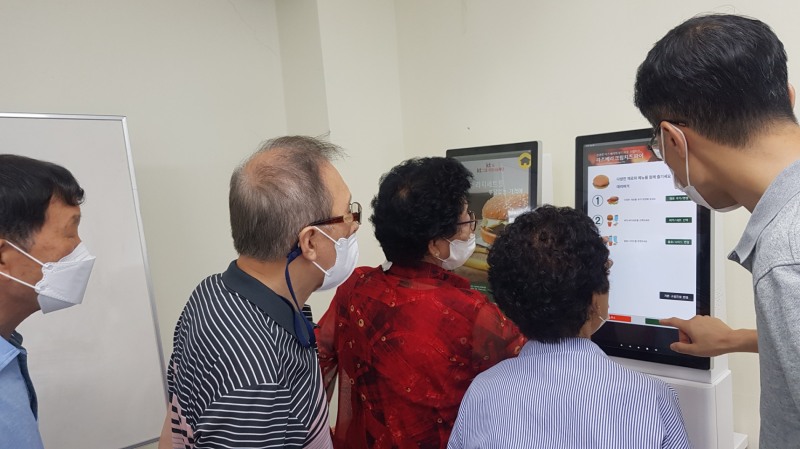 키오스크 교육 모습 (사진제공 = 군산시)